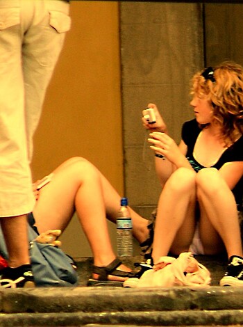 Voyeur upskirt in florence-mother and daughter  - Photo 4