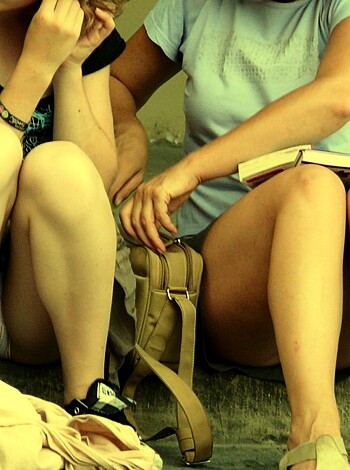 Voyeur upskirt in florence-mother and daughter  - Photo 5