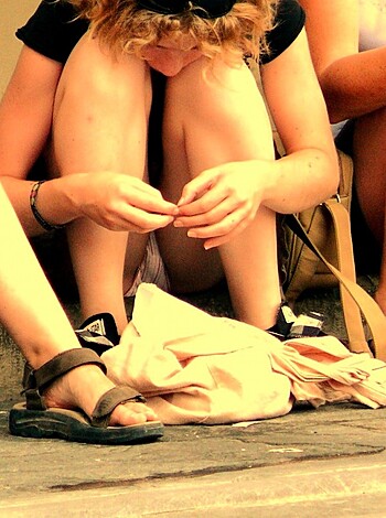 Voyeur upskirt in florence-mother and daughter  - Photo 7
