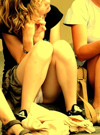 Voyeur upskirt in florence-mother and daughter  - Photo 11