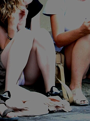 Voyeur upskirt in florence-mother and daughter  - Photo 12