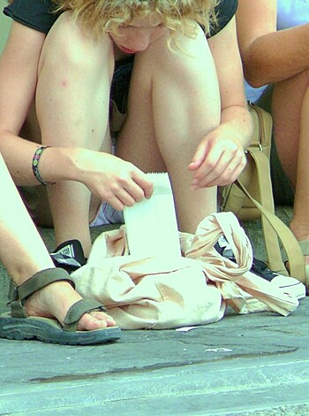 Voyeur upskirt in florence-mother and daughter  - Photo 14
