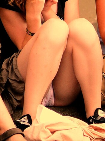 Voyeur upskirt in florence-mother and daughter  - Photo 15