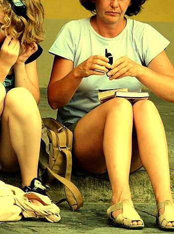 Voyeur upskirt in florence-mother and daughter  - Photo 17