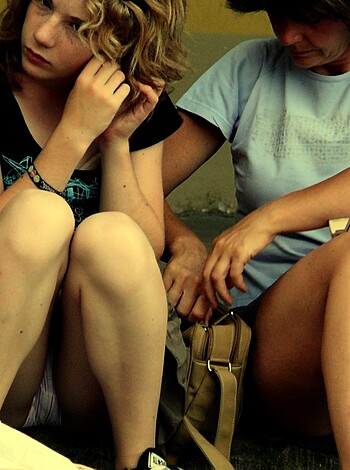 Voyeur upskirt in florence-mother and daughter  - Photo 19