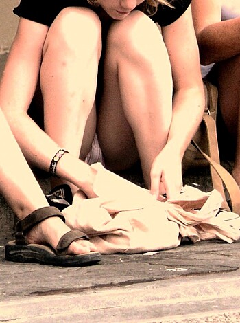 Voyeur upskirt in florence-mother and daughter  - Photo 20