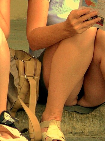 Voyeur upskirt in florence-mother and daughter  - Photo 25