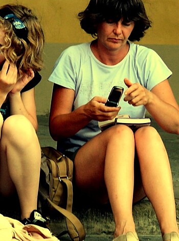 Voyeur upskirt in florence-mother and daughter  - Photo 24
