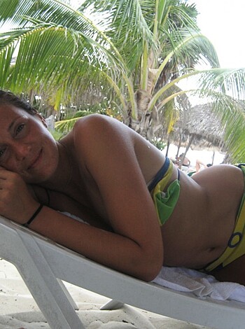 Vacation with girlfriend under palms - Photo 1