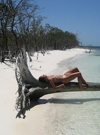Vacation with girlfriend under palms - Photo 13
