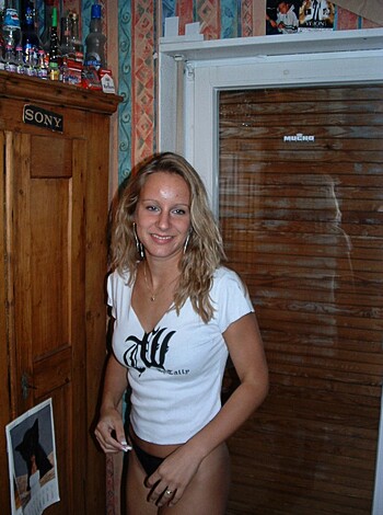 nice blonde topless - Photo 1