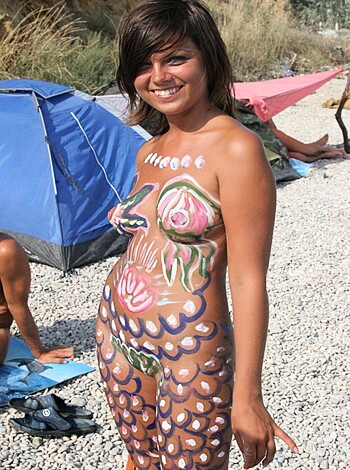 Look at this fucking naked bitch who got painted up.