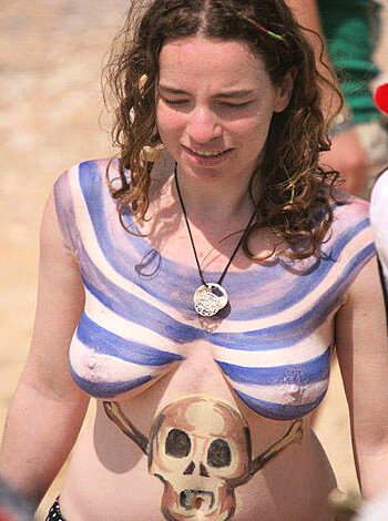 Amateur nudists and theirs beach body painting - Photo 15