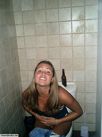 Accidental nudity and upskirt , oups - Photo 106