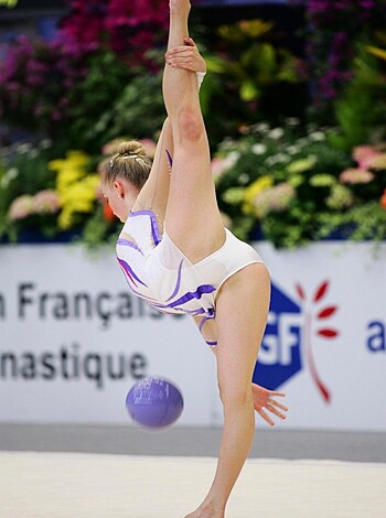 "Look at this f*cking picture of some hot chick bending like a motherf*cker in mid-air with her tits out. Damn."