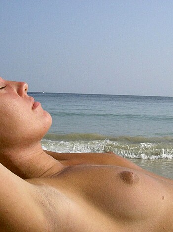 Amateur topless girls on the beach No.11  - Photo 12