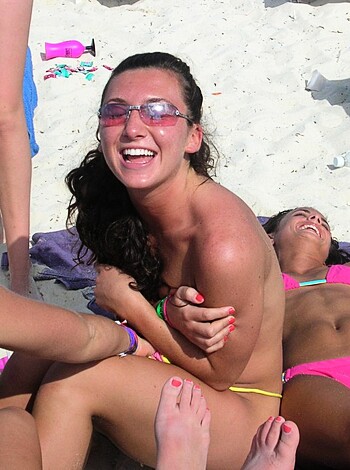 Amateur topless girls on the beach No.11  - Photo 20