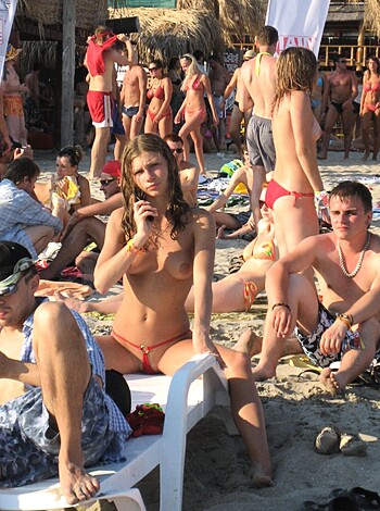 Amateur topless girls on the beach No.11  - Photo 33