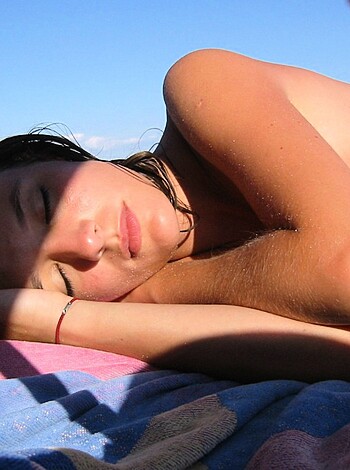 Amateur topless girls on the beach No.11  - Photo 49