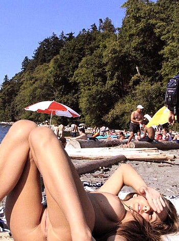 Young nudists and theirs hot summer at the water - Photo 3