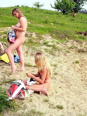 Young nudists and theirs hot summer at the water - Photo 2