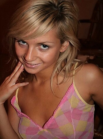Teasing blond girlfriend stripping - Photo 5