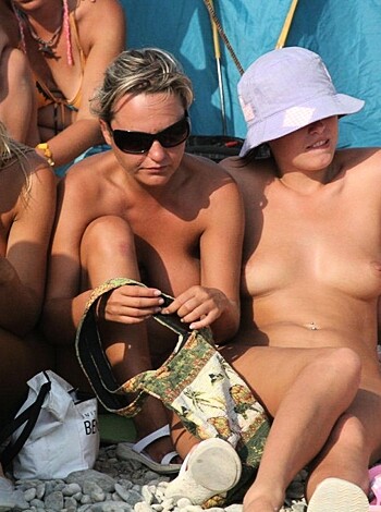 Voyeur at Nudistbeach / Amateur nudist girls  - Photo 8