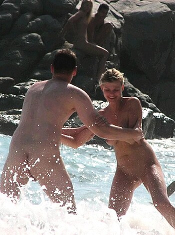 Voyeur at Nudistbeach / Amateur nudist girls  - Photo 18