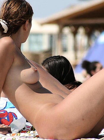 Voyeur at Nudistbeach / Amateur nudist girls  - Photo 21