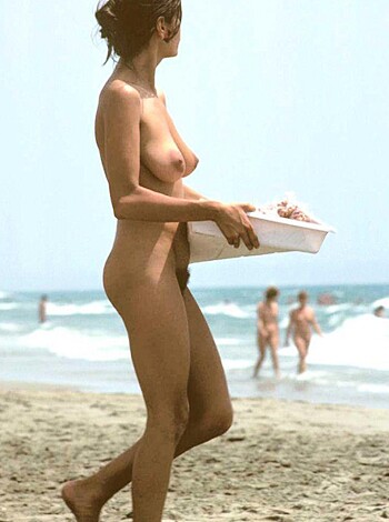 Voyeur at Nudistbeach / Amateur nudist girls  - Photo 24
