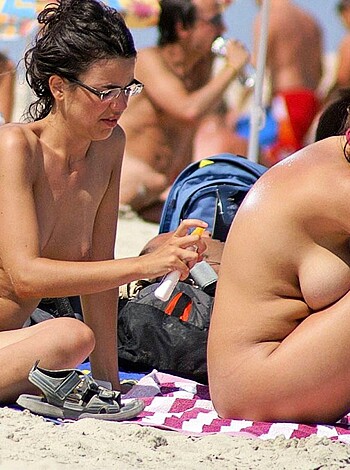 Voyeur at Nudistbeach / Amateur nudist girls  - Photo 43