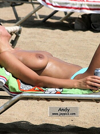 Nudist girls take a drink at the beach  - Photo 24