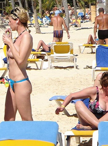 Nudist girls take a drink at the beach  - Photo 35
