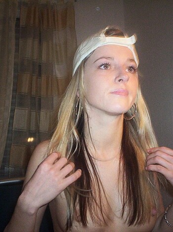 PikoTOP - Amateur Blong Girl Posing Naked - Photo 1