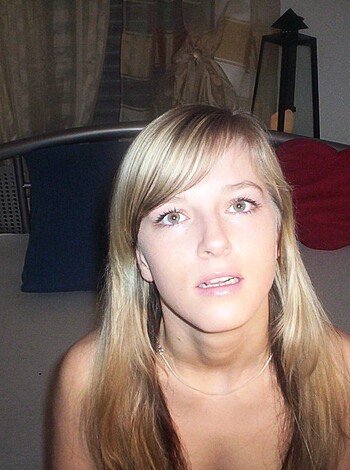 PikoTOP - Amateur Blong Girl Posing Naked - Photo 24