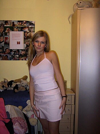 Girl Posing Naked  - Photo 2