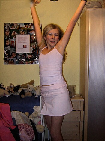 Girl Posing Naked  - Photo 3