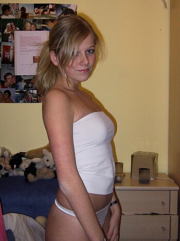 Girl Posing Naked  - Photo 4