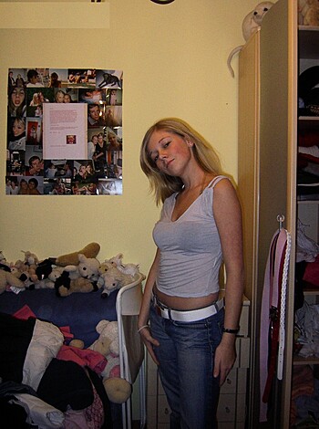 Girl Posing Naked  - Photo 10