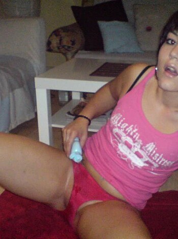 Shaved girlfriend with small tits - Photo 22