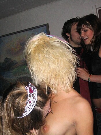 Drunk Chicks Getting Naked - Photo 8