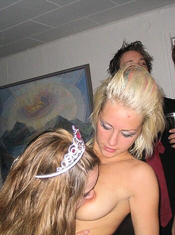 Drunk Chicks Getting Naked - Photo 7