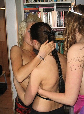 Drunk Chicks Getting Naked - Photo 19