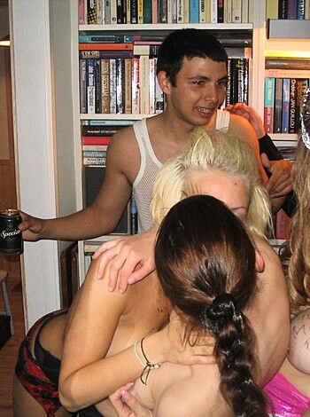 Drunk Chicks Getting Naked - Photo 21