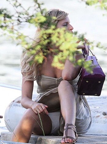 celeb oops.. upskirt, downblouse, nips and more - Photo 32