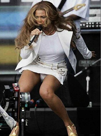 celeb oops.. upskirt, downblouse, nips and more - Photo 52