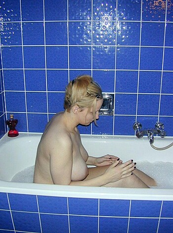 Blonde girlfriend with very big boobs - Photo 9