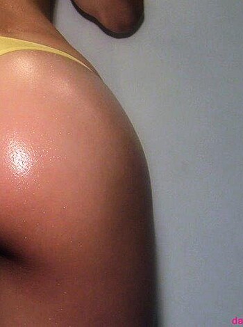Amateur Girlfriend showing perfect ass at home - Photo 9