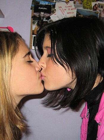 Teen girlfriend - naked homemade pics - Photo 13