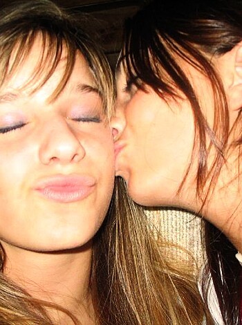 Kissing girls  - Photo 2